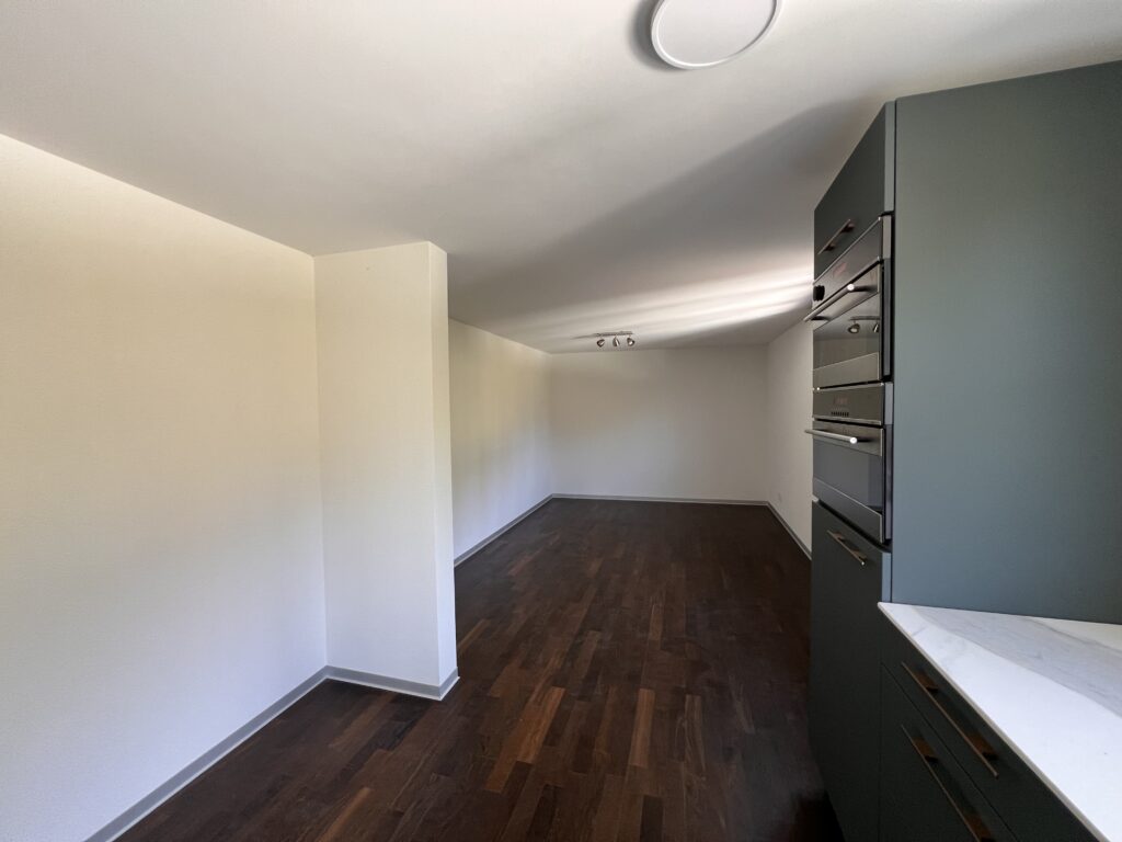 Wohnbereich mit geräuchertem Eichenparkett, 2-Zimmer-Wohnung in Pfäffikon SZ